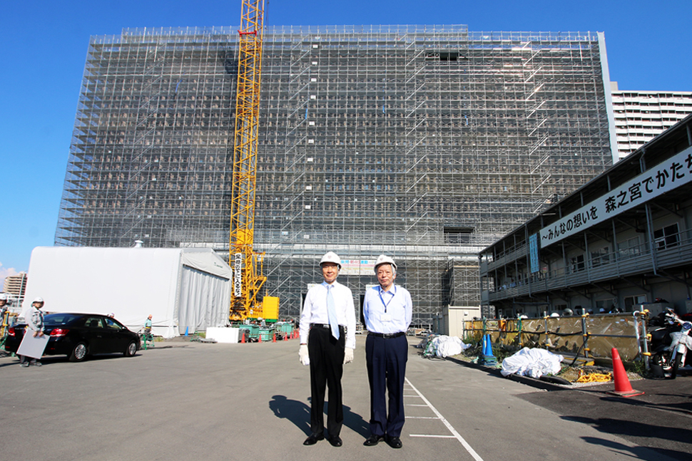 写真：建設中の学舎前での大臣と理事長