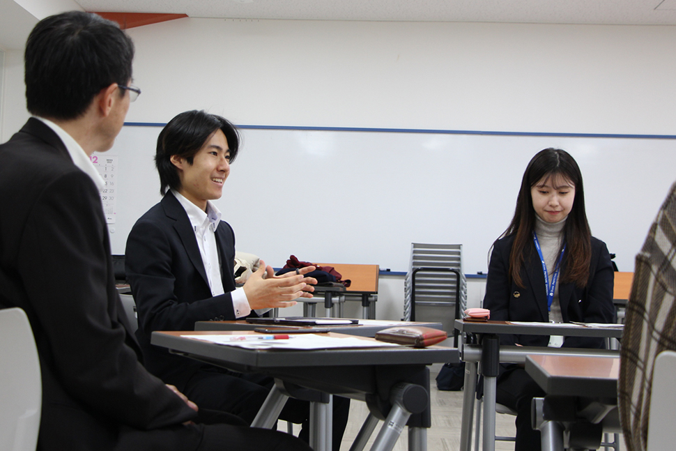 写真：話しをする柳さん