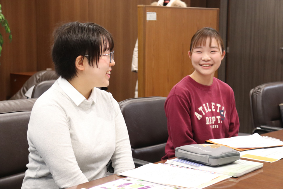 写真：笑顔で話しをする学生2人