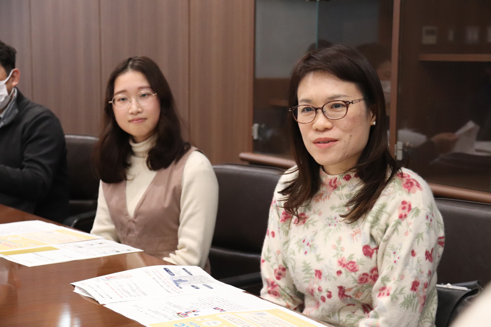 写真：学生と沼田准教授